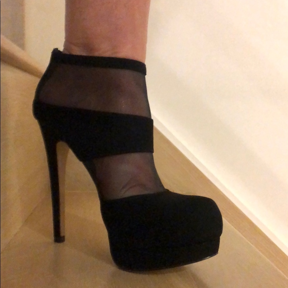 ￼￼ Black Suede ￼ankle boots size 7.5 excellent